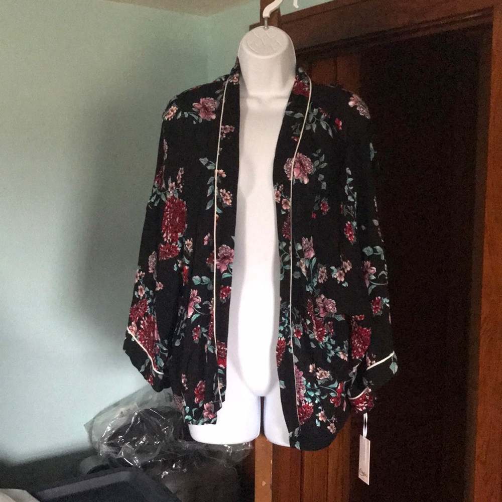 ‼️NWT Candies lovely floral kimono GREAT BARGAIN‼️